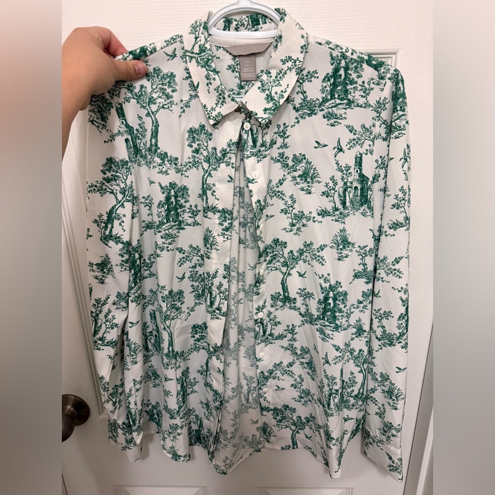 Floral green and white H&M top